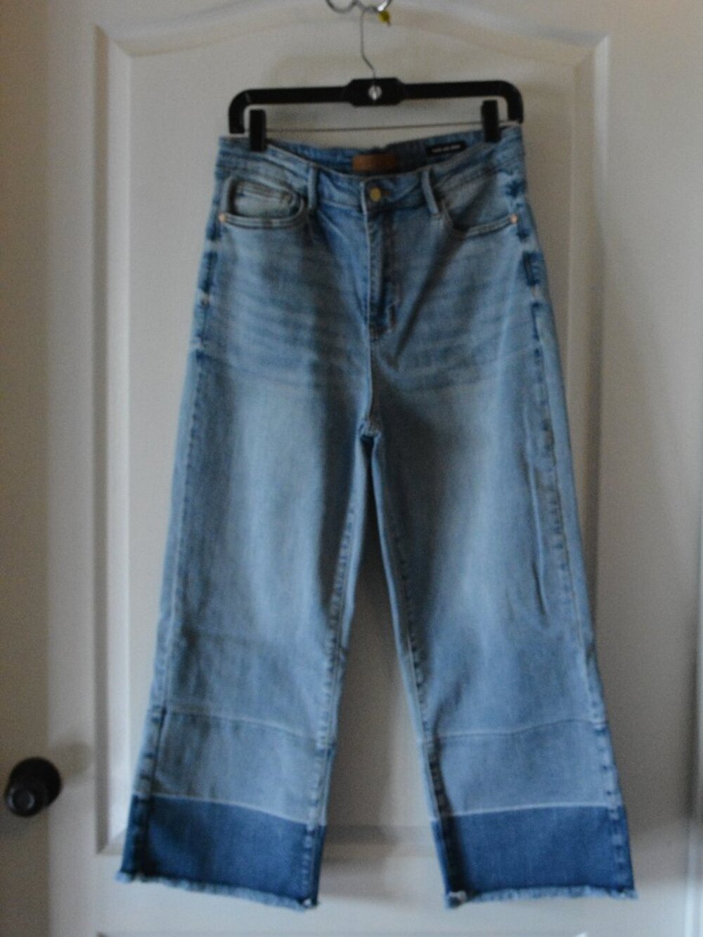 Judy Blue Women's Two Tone Light Blue Cropped Denim Jeans with Raw Hem sz 11/30